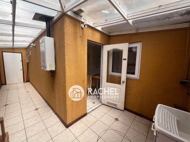 SE ARRIENDA IMPECABLE CASA 4 Dormitorios-Barrio Las Encinas