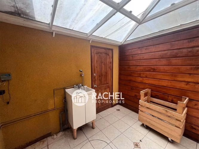 SE ARRIENDA IMPECABLE CASA 4 Dormitorios-Barrio Las Encinas