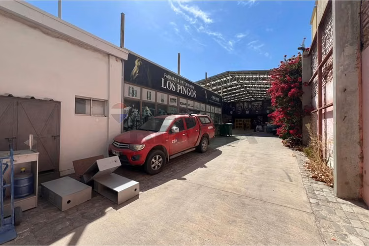 Exclusivo galpón comercial en club hípico, stgo.