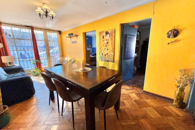 Casa esquina con amplio terreno