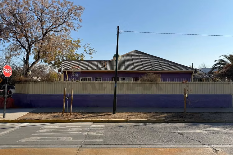Casa esquina con amplio terreno