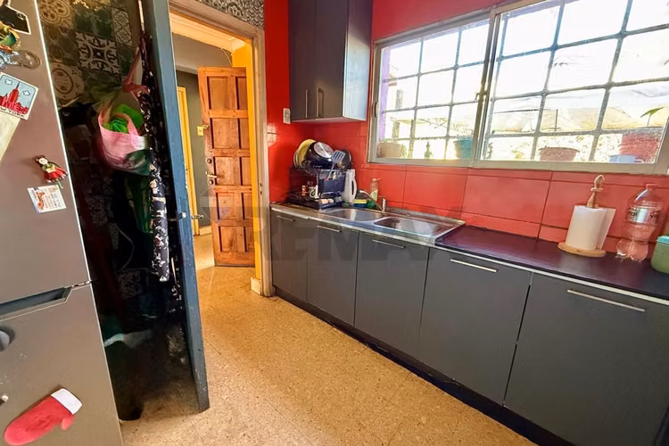 Casa esquina con amplio terreno