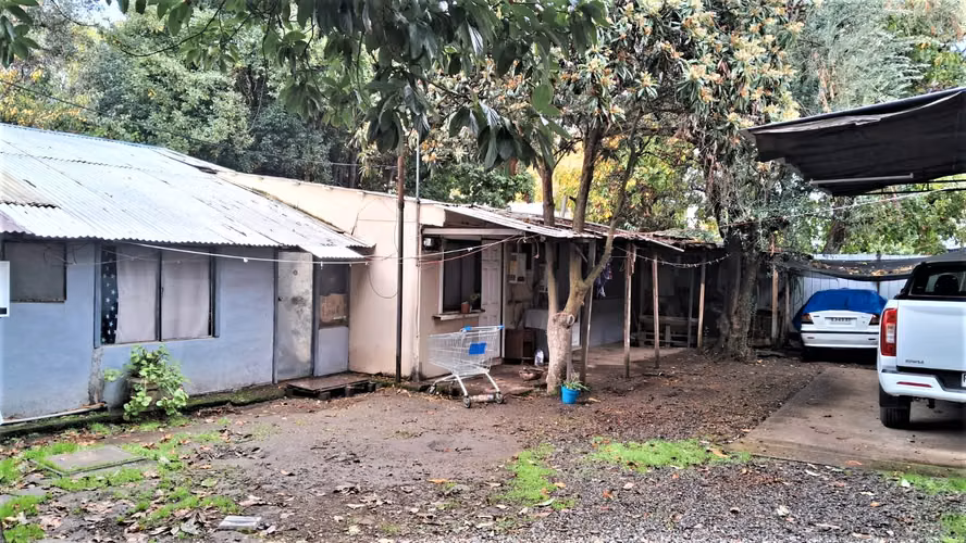 Se vende Casa con 3 locales comerciales y más construcciones independientes en el terreno ideal para arriendos. Amplio terreno y centro de Chillán.