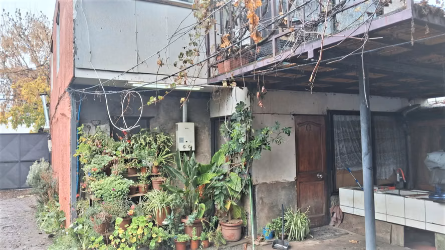 Se vende Casa con 3 locales comerciales y más construcciones independientes en el terreno ideal para arriendos. Amplio terreno y centro de Chillán.