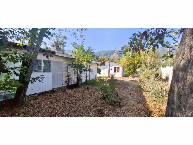 Venta de sitio de 1.300 m2., con 2 casas y una cabaña, en Olmué. 102 M$
