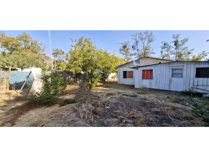 Venta de sitio de 1.300 m2., con 2 casas y una cabaña, en Olmué. 102 M$