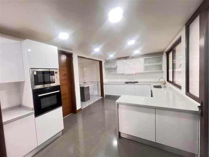 Casa en arriendo de 4 dorm. en Lo Barnechea