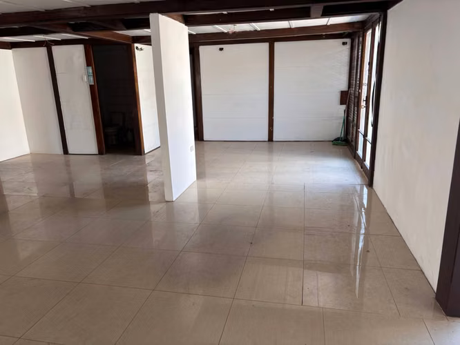 Gran local comercial con showroom