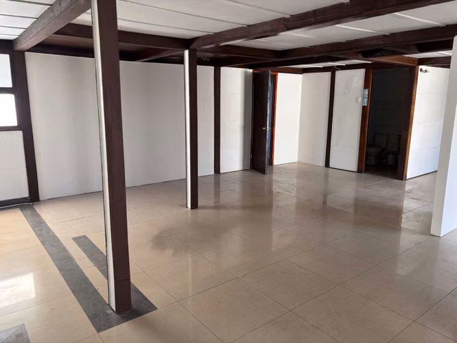 Gran local comercial con showroom