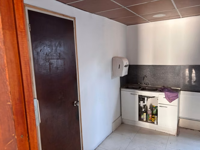 Gran local comercial con showroom