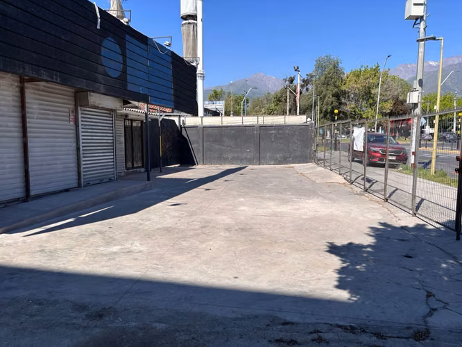 Gran local comercial con showroom