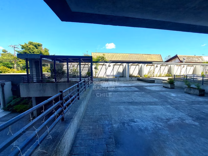 Moderno depto 2D en edificio con seguridad y amenidades.