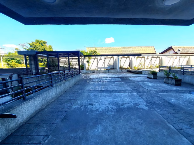 Moderno depto 2D en edificio con seguridad y amenidades.