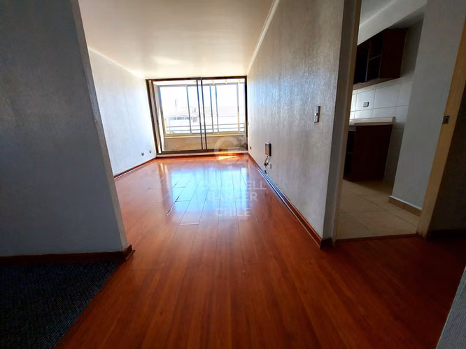 Moderno depto 2D en edificio con seguridad y amenidades.