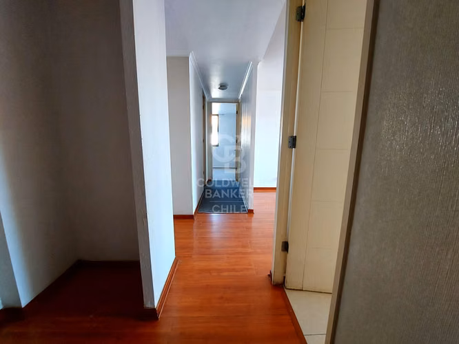 Moderno depto 2D en edificio con seguridad y amenidades.