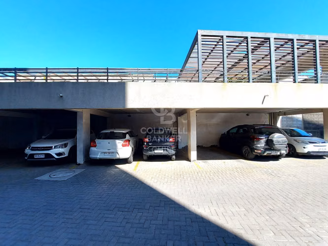 Moderno depto 2D en edificio con seguridad y amenidades.