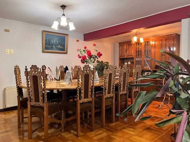 Amplia casa de 5 Dorm. en calle Miraflores (174678)
