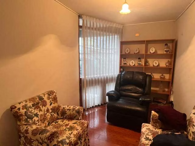 Amplia casa de 5 Dorm. en calle Miraflores (174678)