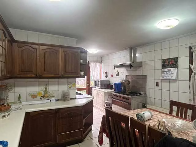 Amplia casa de 5 Dorm. en calle Miraflores (174678)