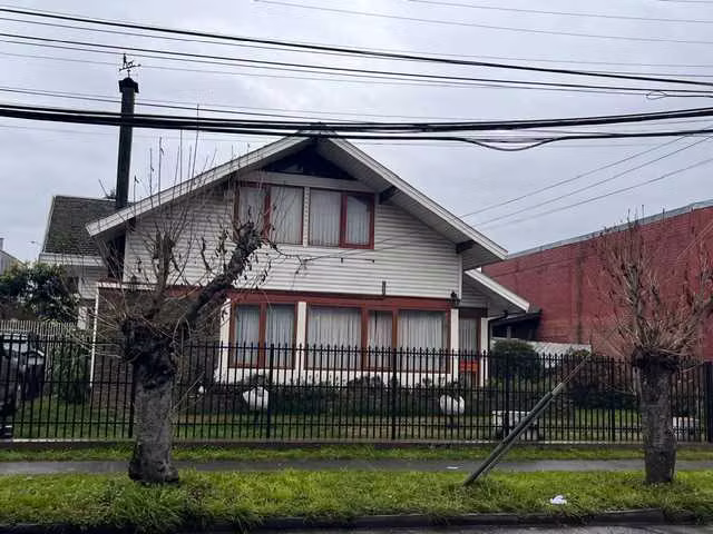 Casa con 5 dormitorios y 4 estacionamientos (174678)