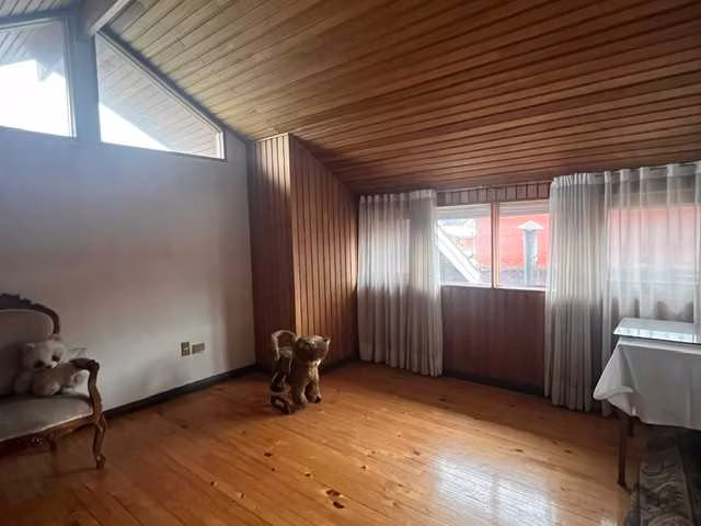 Amplia casa de 5 Dorm. en calle Miraflores (174678)