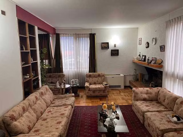 Amplia casa de 5 Dorm. en calle Miraflores (174678)