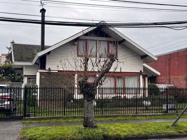 Amplia casa de 5 Dorm. en calle Miraflores (174678)