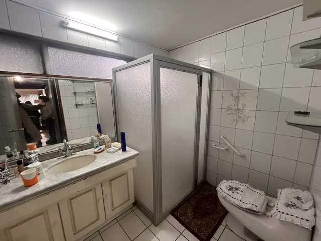 Amplia casa de 5 Dorm. en calle Miraflores (174678)