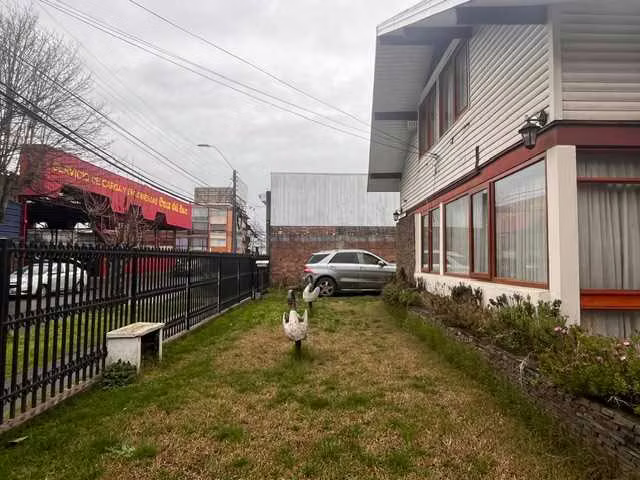 Amplia casa de 5 Dorm. en calle Miraflores (174678)