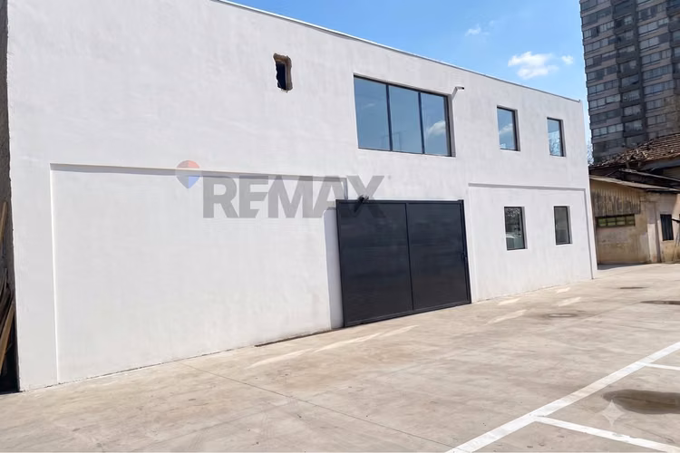 Oficinas, sala de ventas y amplia bodega