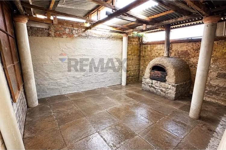Se vende casa 3d 1b 2e con local comercial