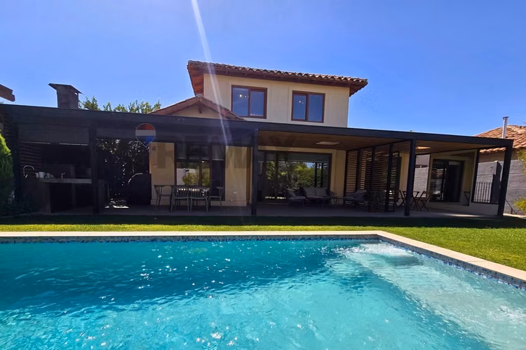 Venta en piedra roja, chicureo, impecable.