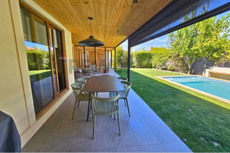 Venta en piedra roja, chicureo, impecable.