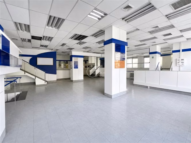 Local Comercial en arriendo en Santiago, Metro Santa Lucía