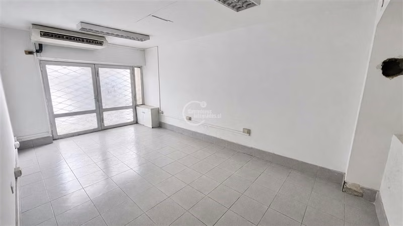 Local Comercial en arriendo en Santiago, Metro Santa Lucía