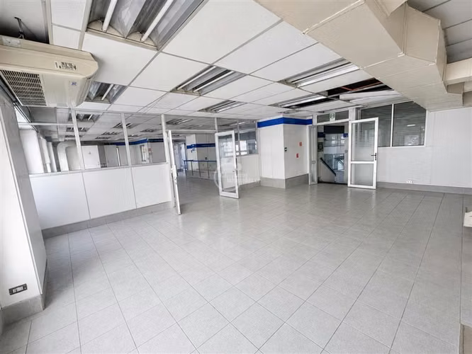 Local Comercial en arriendo en Santiago, Metro Santa Lucía