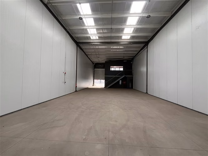 Bodega, sala de venta y oficina en arriendo en Renca