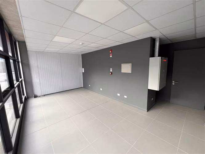 Bodega, sala de venta y oficina en arriendo en Renca