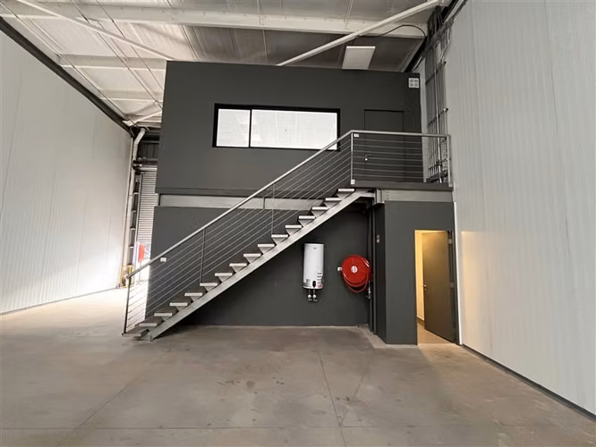 Bodega, sala de venta y oficina en arriendo en Renca