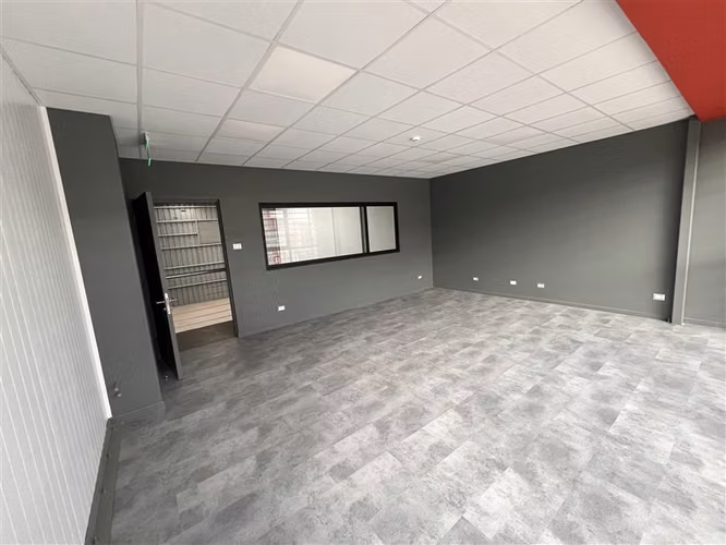 Bodega, sala de venta y oficina en arriendo en Renca