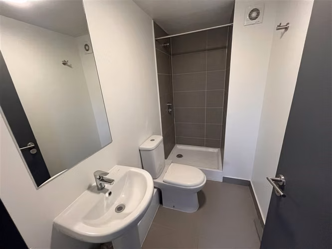 Bodega, sala de venta y oficina en arriendo en Renca