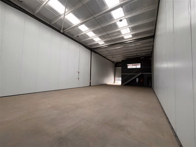 Bodega, sala de venta y oficina en arriendo en Renca