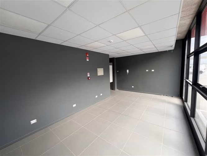 Bodega, sala de venta y oficina en arriendo en Renca