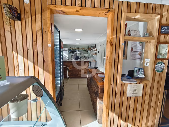 Excelente Propiedad Comercial con Vista al Lago.
