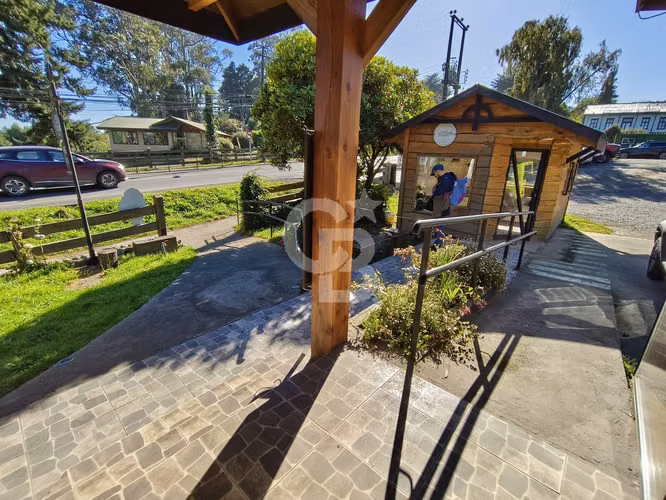 Excelente Propiedad Comercial con Vista al Lago.