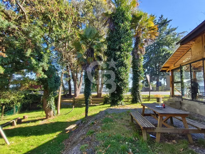 Excelente Propiedad Comercial con Vista al Lago.