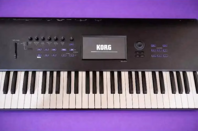 PIANO/SINTETIZADOR WORKSTATION NAUTILUS 73 KORG + CASE ROCKBAG