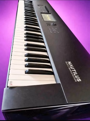 PIANO/SINTETIZADOR WORKSTATION NAUTILUS 73 KORG + CASE ROCKBAG