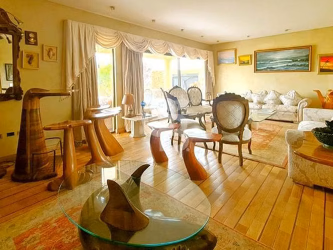 Casa en Las Condes: lujo, comodidad privilegiada.CBG
