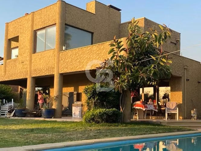 Casa en Las Condes: lujo, comodidad privilegiada.CBG